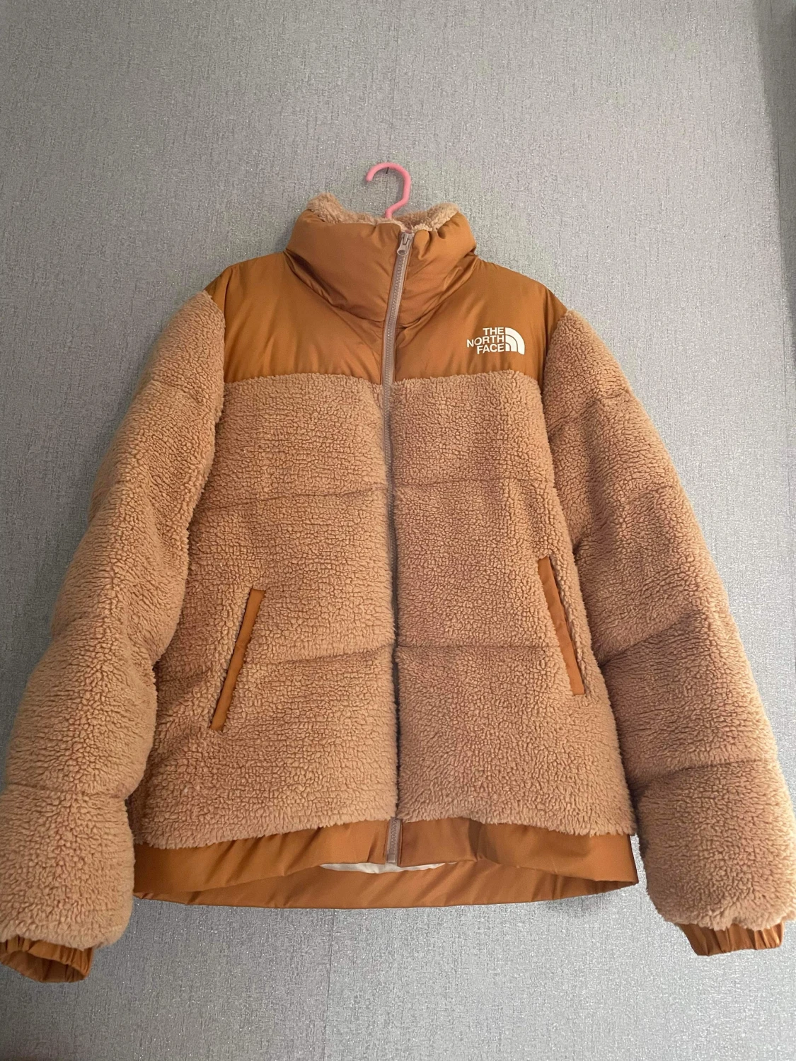 Jag har haft den på mig max tre gånger, den är i väldigt bra skick, den köptes för ett år sedan💫💫