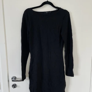 Glittrig svart klänning - Svart glitterklänning! Glittret är ganska diskret! Finns några små ”fnasor” som inte riktigt syns.