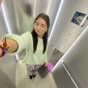 Grön stickad tröja - Så himla mysigt material, sådant mohair nästan. Världens finaste gröna färg också