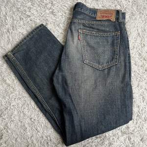 Säljer nu mina Levis jeans i en riktigt snygg färg. Modellen är 505 straight. Hör av dig vid frågor eller funderingar!