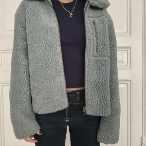 Jättesnygg teddyjacka! - Gråblå kort teddyjacka. Perfekt längd och så snygg och trendig😍