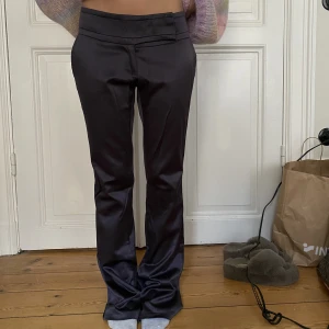 Jättecoola silkeskostymbyxor  - Såå snygga lågmidjade kostymbyxor i silkesliknande material. Kan både kläs upp och ned! Det står tyvärr ingen storlek men gissar på ungefär M 😊