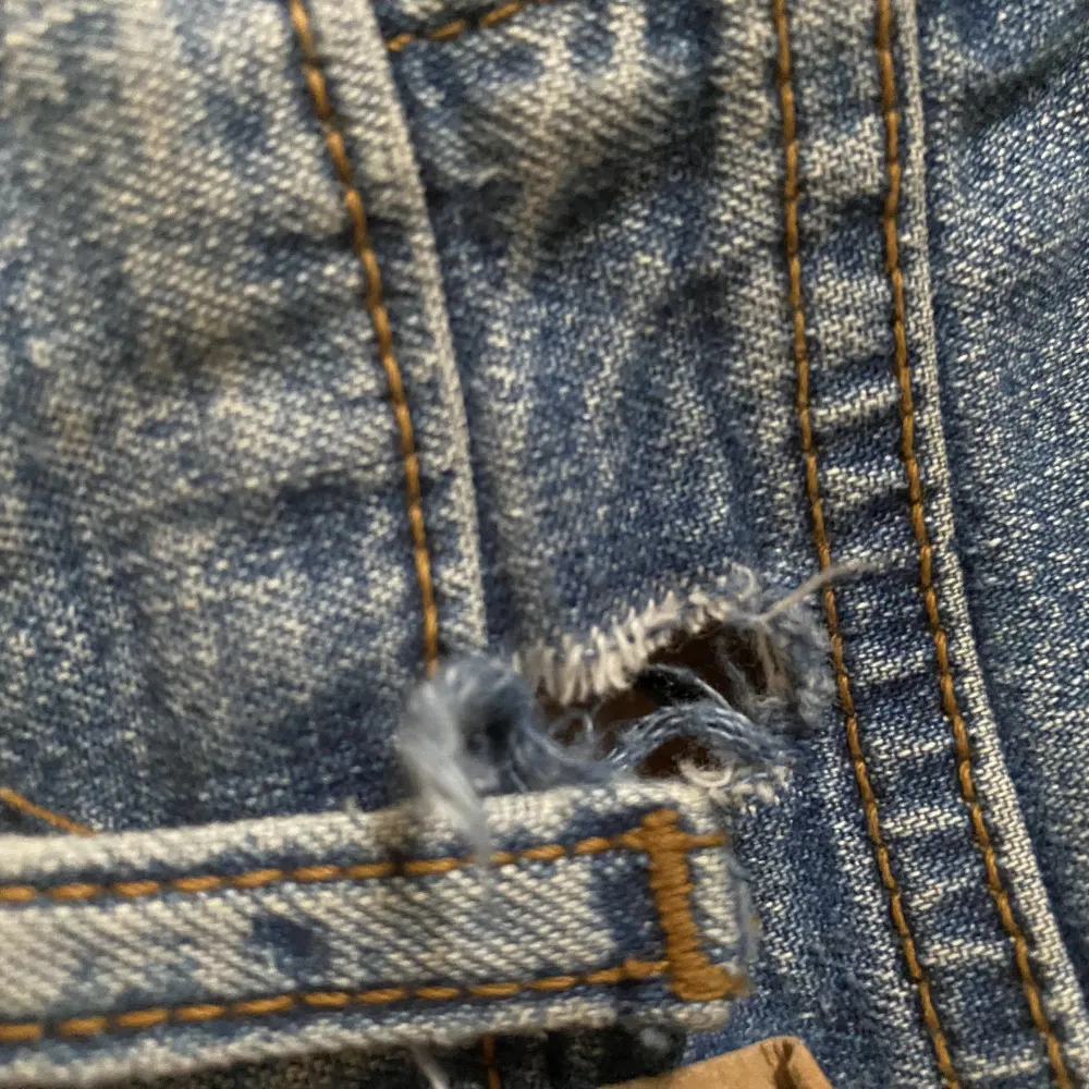 Jättesnygga blåa jeans med ljus tvätt både fram och bak. Jag brukar ha de lågmidjat och lite mer baggy men funkar även att ha lite högre upp på höfterna. Säljer pga att de är alldeles för långa😔. Jeans & Byxor.
