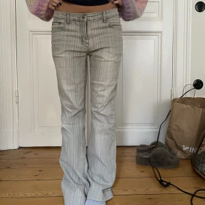 Coola gråa utsvängda jeans! - Jättesnygga gråa jeans med lite randigt mönster🔥