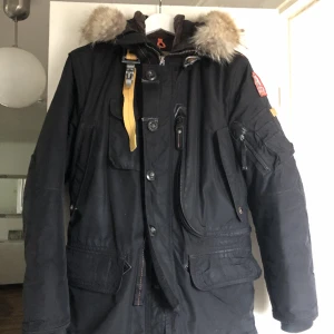 Parajumper righthand - Säljer min pjs jacka för känner inte riktigt att jag behöver den längre. Har haft den i 2 år och den är använd totalt i 3 vintrar. Det är typ inga slitningar och finns inga håll i den. Pris går att diskutera finns i Skåne, kvitto finns inte