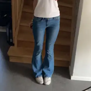 Säljer mina fina lågmidjade bootcut jeans från Gina tricot. Jag är 1,73💗 Användt typ 3 gånger så dom är i nyskick. Nypris: 499