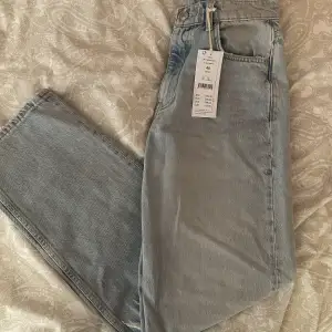 Säljer mina jeans från Gina tricot, tyvärr så har dem inte kommit till användning så dem är helt nya! 💗  Storlek 40  