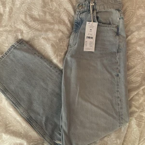 Jeans Gina tricot - Säljer mina jeans från Gina tricot, tyvärr så har dem inte kommit till användning så dem är helt nya! 💗  Storlek 40  