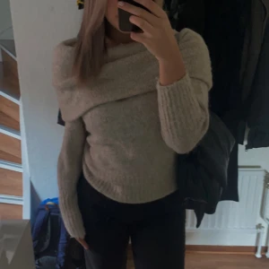 stickad tröja  - så fin stickad tröja strl M passar även S skulle jag säg !! 🧸