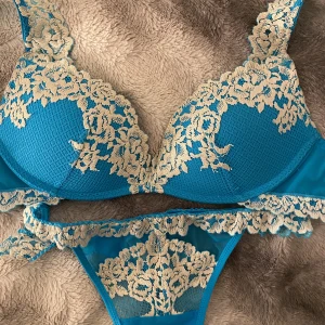 Intimissimi bh - Säljer denna ljusblåa intimissimi bh med matchande trosor till, säljer eftersom storleken var för liten för mig. Bh-n är endast använd vid prövning och trosorna är inte provade alls. Om man endast vill köpa ett av plaggen kan det också lösas🤗