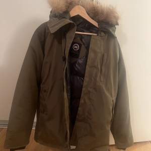 Helt oanvänd Canada Goose jacka replika, inköpt för 3900 kr. Väldigt fin kvalité & varm, se bilder 