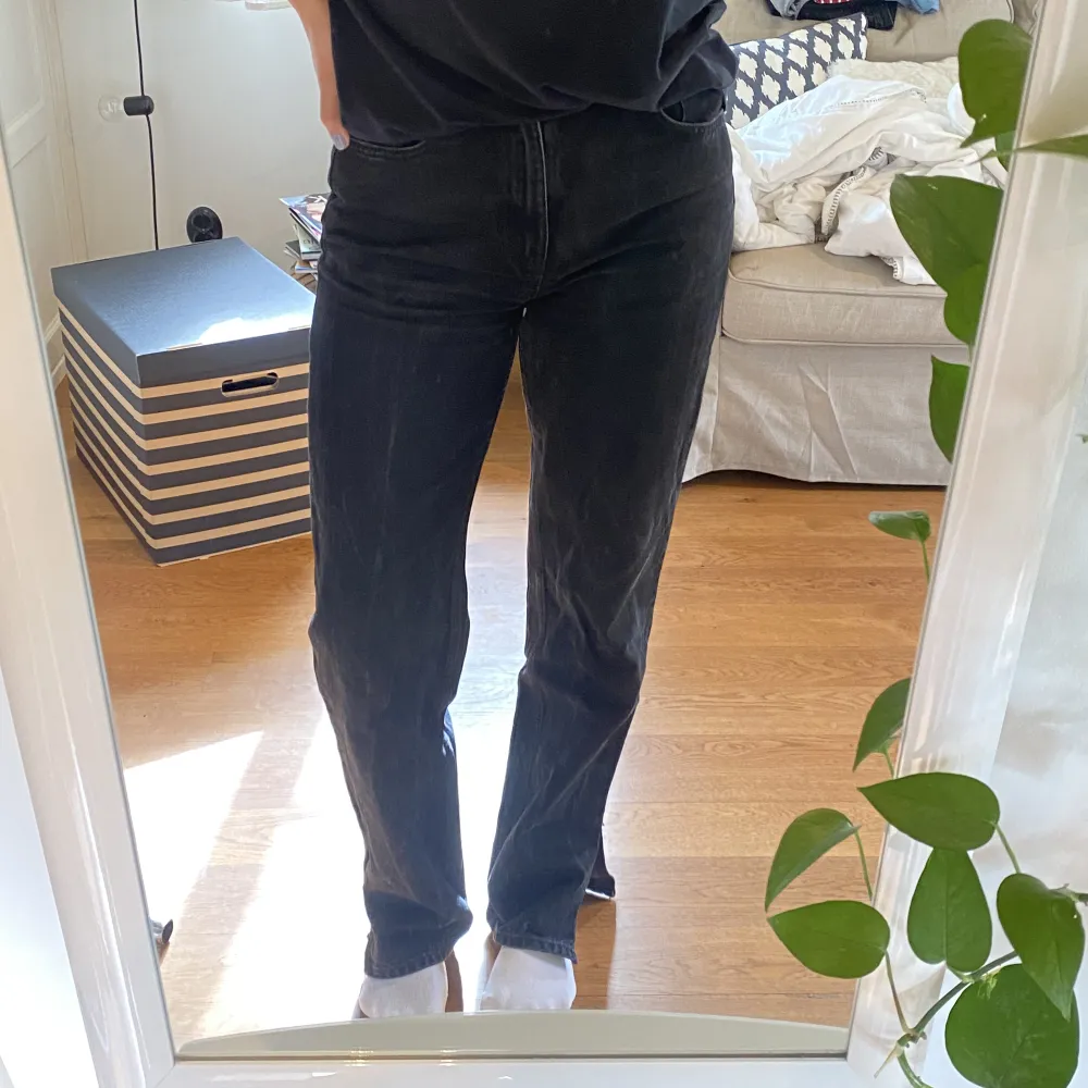 Svarta jeans med slits vid anklarna🖤 från GinaTricot High-/mid waist  Storlek 38 Fint skick!. Jeans & Byxor.