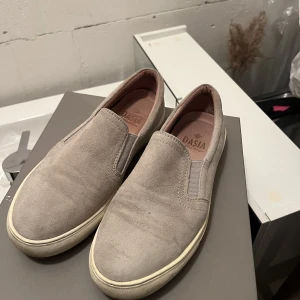 Dasia skor - Ljusgrå dasia skor i storlek 37. Använda några gånger men i bra skick.