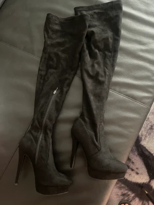Over knee boots - Höga stovlar från nelly, använda 1 ggr , legat i garderoben , nypris ca  600, lägger ut dom för 250 kr storlek 38. 