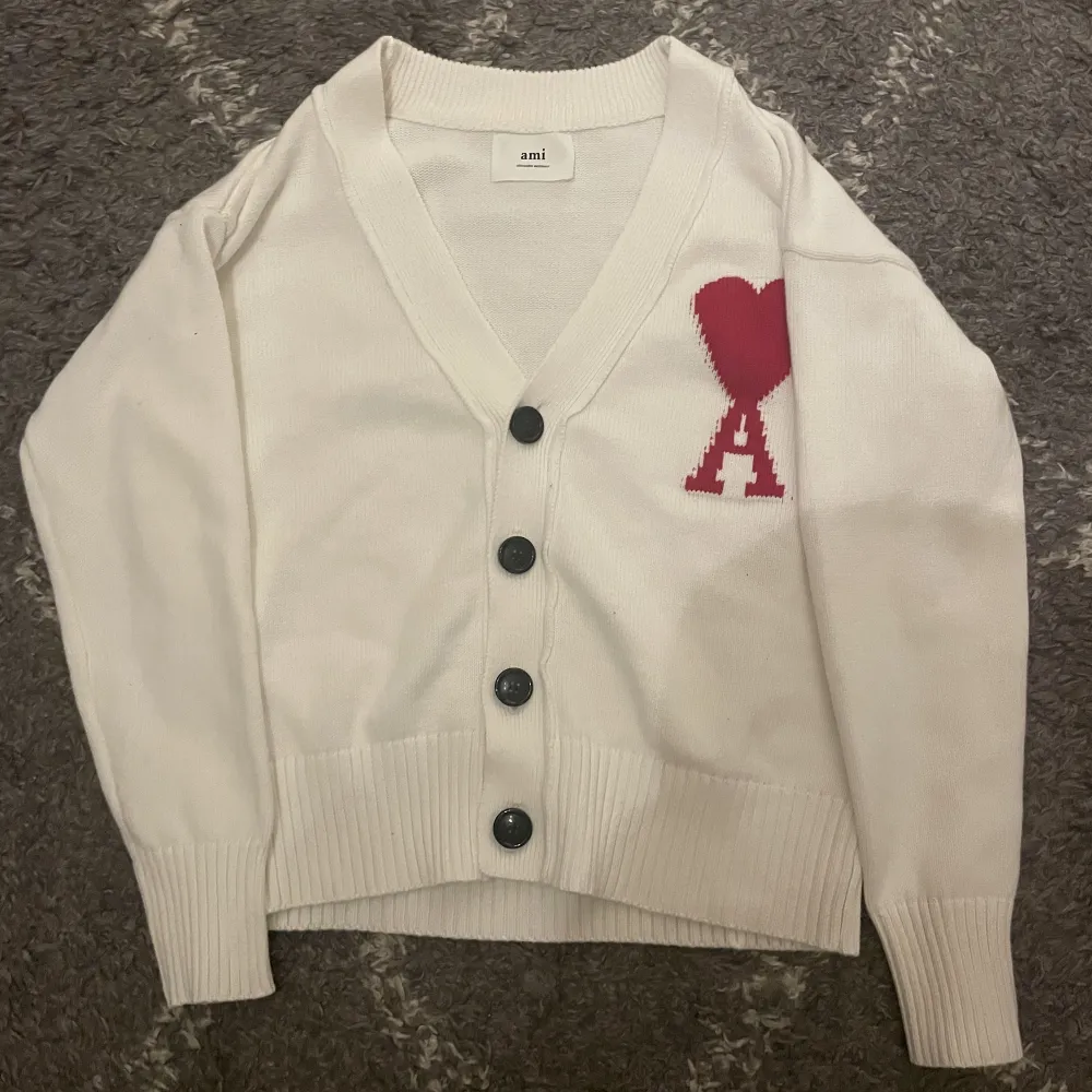 (OBS REP) Säljer en Ami Paris cardigan i vit färg, den är en mens S men sitter som XS så skulle nog även kunna rekommendera denna för tjejer!. Tröjor & Koftor.