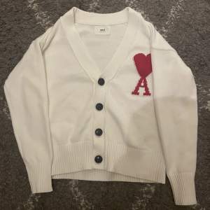 (OBS REP) Säljer en Ami Paris cardigan i vit färg, den är en mens S men sitter som XS så skulle nog även kunna rekommendera denna för tjejer!