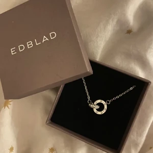 edblad armband  - Ett armband från edblad som jag fick i present, jätte fint men kommer inte till användning. Möts upp i göteborgs området men kan även frakta.