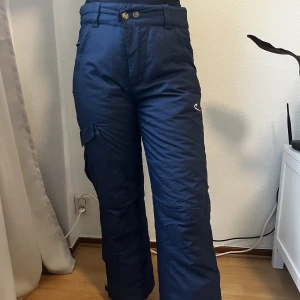 Skidbyxor / termobyxor  - Bra men använt skick. Ett litet märke på ena benet men inte trasigt. Kan skicka bild vid intresse. 
