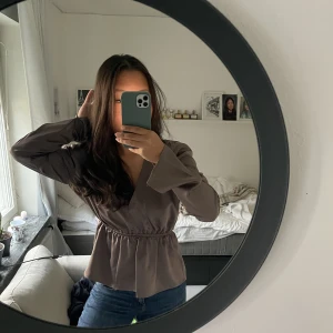 superfin blus - Sååå fin blus från Gina tricot i färgen i en lila svag nyans Knappt använd, nypris 399 och mitt pris 200kr. Storlek xs men funkar lika bra som s❣️❤️