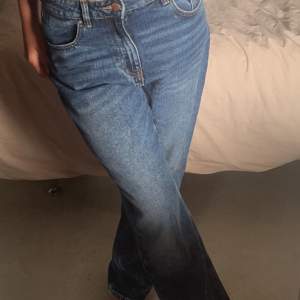 Säljer mina bagge only jeans i storlek 38❤️Jag är 170cm och de sitter brs på mig i längden och jag brukar oftast ha 36 i jeans därför sitter de här jeansen lite baggy!