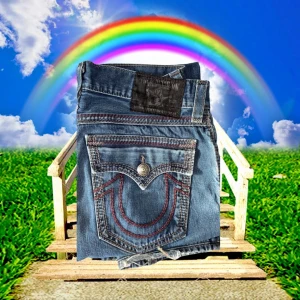 True Religion Jeans - Swagg asl True Religion Ricky Big QTs med Röd och Grå stitching i storlek 34. Basically inget slitet bara  lite vid botten inget man märker 🙏  ÖPPEN TILL OFFERS 🙏