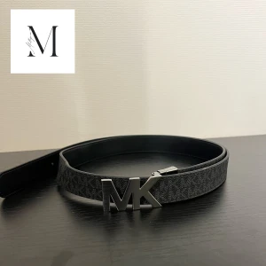 Michael Kors bälte onesize - Väldigt bra skick, 9/10. Använt ett fåtal antal gånger. Skickar gärna mer bilder vid behov! ORDINARIE PRIS = 1.425kr