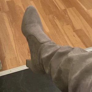 Boots - Säljer dem här bootsen från LASCANA i mocka! Super snygga!❤️ har lite defektioner men hör av dig om du vill ha fler bilder❤️