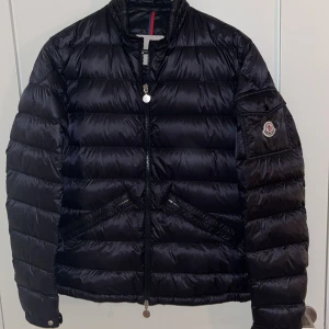 Moncler Agay Giubbotto - Moncler Agay i super skick!  Säljer pga för stor och självklart äkta. Strl 4 motsvarar M/L Nypris: 10 000kr Mitt pris: 4299kr 