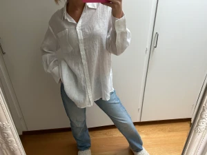 Skjorta  - Säljer en vit linne skjorta från Zara med öppen rygg i storlek S. Aldrig använd. Skriv vid frågor eller fler bilder 