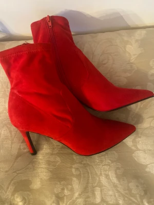 Stövletter från n Steve Madden stl 36 -  Helt nya Steve Madden stövletter . Spetsig tå och smal stilettklack. Bootsen är i mockaimitation med stretch. Dragkedja på skaftets insida. Klackhöjd ca 8,5 cm 