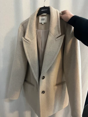 Kappa från Magasin Du Nord - Otroligt fin och i princip oavsänd kappa/jacka från årets säsong. Nypris 2200kr. Passar såväl M som L. 