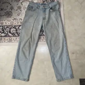 Snygga polar jeans i ljusblå färg. Enda problemet är att byxorna behövde skickas till skräddaren för att fixa under högre byx fickan på bild 2, annars bra skick 8/10. Perfekta nu till hösten då de är lite tjockare. Nypris 1349kr