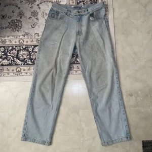 Polar Skate Co. Jeans 93 Denim - Snygga polar jeans i ljusblå färg. Enda problemet är att byxorna behövde skickas till skräddaren för att fixa under högre byx fickan på bild 2, annars bra skick 8/10. Perfekta nu till hösten då de är lite tjockare. Nypris 1349kr