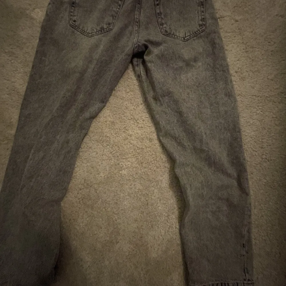 Säljer mina Woolbird jeans då de blivit för små. Nypris ligger på 1000kr. De har inga defekter och är i Nyskick. Kontakta mig vid minsta funderingar. Priset är inte hugget i sten☺️☺️☺️. Jeans & Byxor.