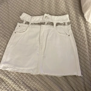 Jeanskjol vit  - Vit jeanskjol från BERSHKA, high waist, 