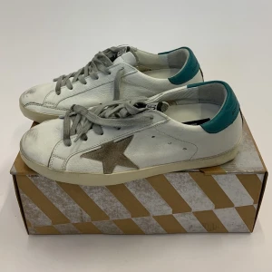 Golden goose  - Säljer ett par golden goose skor i storlek 39, cond 10/10 helt nya, skorna ska se slitna ut. Kommer med OG box och dustbag