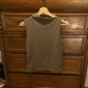 Asymmetrisk zara topp  - Topp från zara, aldrig använd och prislapp kvar 