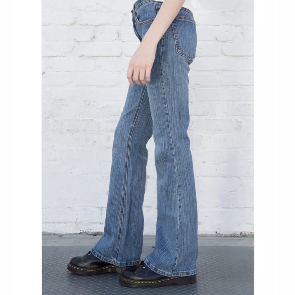 Säljer mina Brandy Melville jeans för har anda liknade som jag gillar bättre☀️ Jeansen är knappt använda❣️ Använd gärna KÖP NU funktionen! Köptes för ca 420kr. Jeans & Byxor.