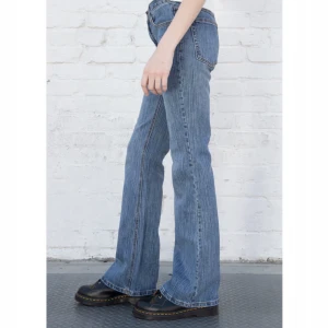 Brandy Melville Jeans  - Säljer mina Brandy Melville jeans för har anda liknade som jag gillar bättre☀️ Jeansen är knappt använda❣️ Använd gärna KÖP NU funktionen! Köptes för ca 420kr