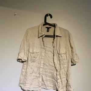 Skjorta beige  - Beige skjorta.  Fint skick och gullig 
