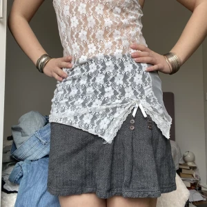 Y2k minikjol  - Så fin grå, kort kjol. Lite veckad på sidorna med knappar över.