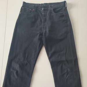 Vintage Levi's  - Vintage Levi's i svart. Använda men gott skick! Hör av dig om du är intresserad av mått eller fler bilder.