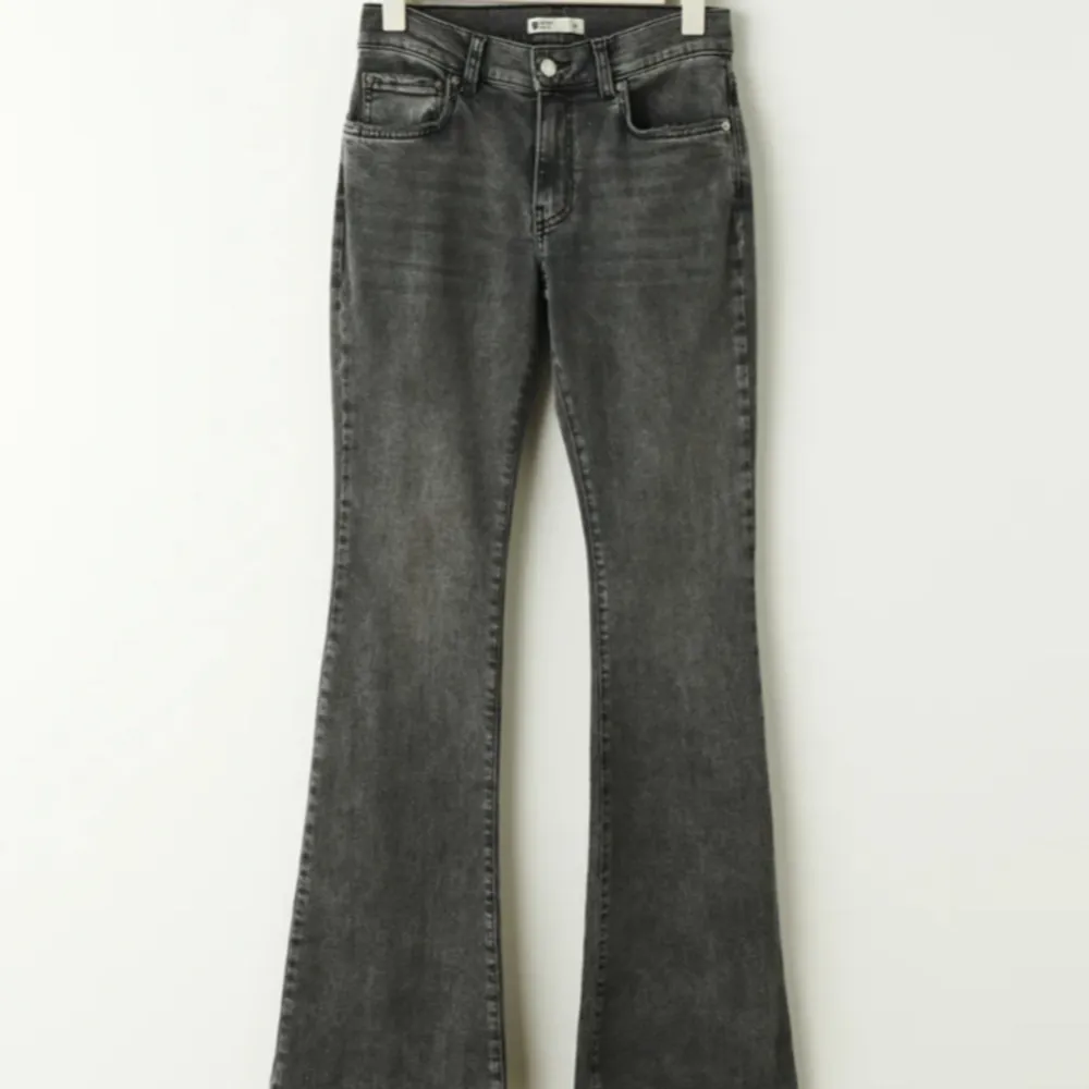 Nästan helt oanvända jeans från Gina! Säljer då dom inte kommit till användning🤍 Köpt i butik för 599 (Lånade bilder). Jeans & Byxor.