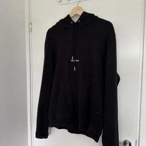 Saint Laurent logo hoodie - Saint Laurent logo hoodie i super fint skick. Nypris 6300kr