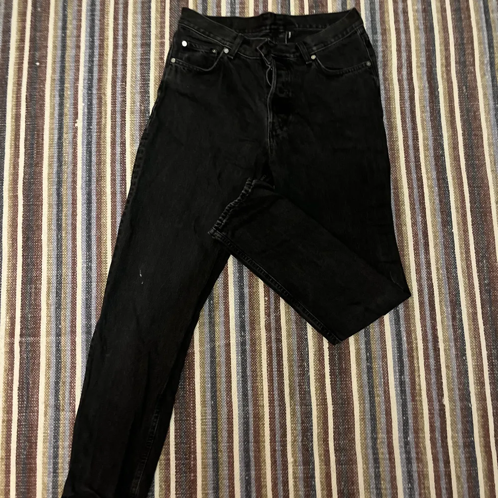Straight fit jeans från weekday. Bra skick förutom en liten färgfläck som man ser på bilden. . Jeans & Byxor.