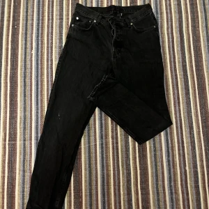 Straight fit jeans - Straight fit jeans från weekday. Bra skick förutom en liten färgfläck som man ser på bilden. 