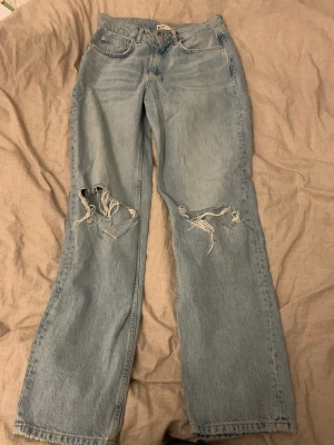 Jeans - Jeans med hål vid knäna, använda 2 gånger