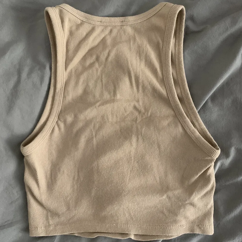 Zara summer beige croptop.  Worn twice Size L but is rather S or M (sorry for not ironing it). Toppar.
