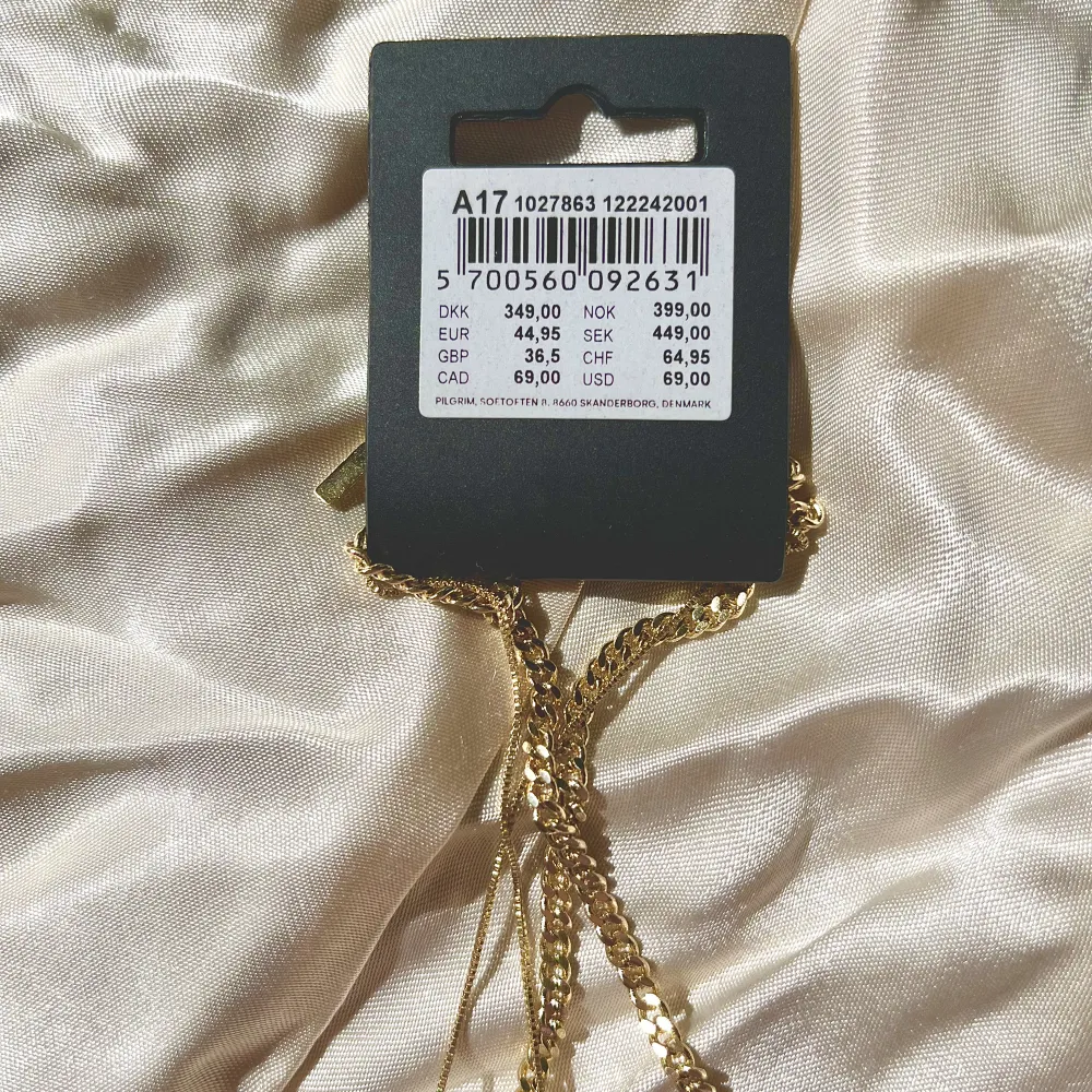 säljer detta helt nya 2-1 set halsbandet från pilgrim med guldplätering. Halsbanden sitter inte ihop så man kan även använda dem enskilt. Nypris 450kr säljer för 175kr inklusive frakt ☺️ ((!! Tryck inte på ”köp nu”!!). Accessoarer.
