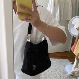 LOOK-ALIKE Calvin Klein väska - Säljer min jättesnygga look a like Calvin Klein väska. Den har aldrig kommit till användning vilket är skälet till att jag säljer den!